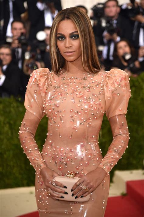 Beyoncé Wears A Nude Latex Gown To The 2016 Met Gala Huffpost Life