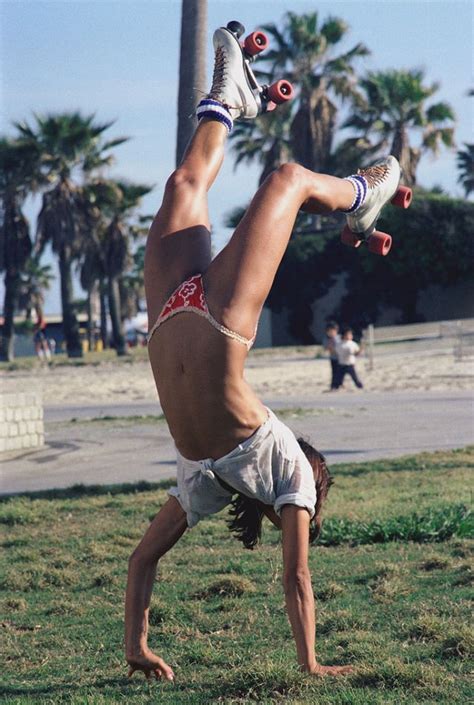 Amazing Photos That Capture Rollerskates At Venice Beach Los Angeles In Vintage