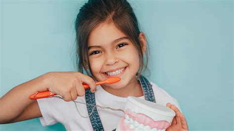 Cómo debe ser un cepillado dental infantil adecuado Clínica Dental Sonia Colvée