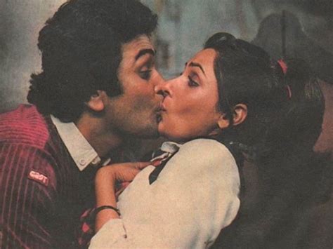 neetu kapoor reacted on kissing scene of rishi kapoor dimple kapadia in movie sagar जब rishi