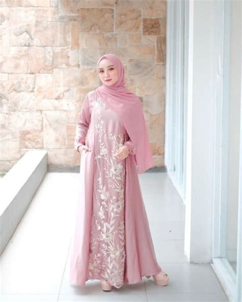 Selendang besar yang hampir mirip dengan kain sari dari india kini sudah menjadi trend mode di dunia fashion muslim indonesia yang dikreasikan menjadi model gamis. 23 Model Baju Gamis Brokat Pesta Muslim Mewah Modern di ...