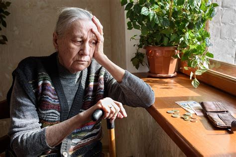 Arm Im Alter Jede Dritte Frau Ist Betroffen