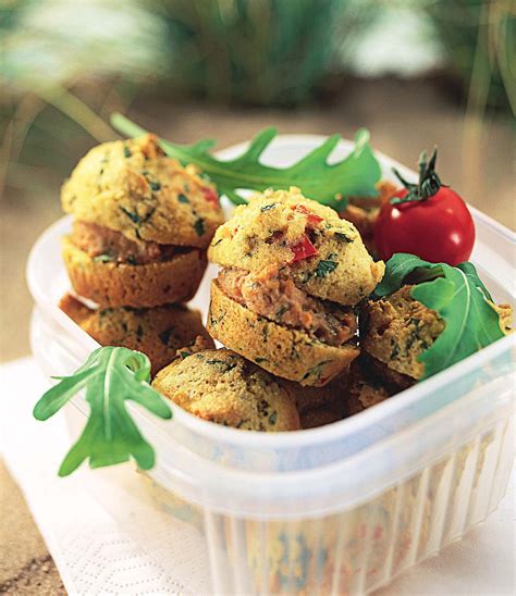 Recette madeleines salées aux herbes et tomates