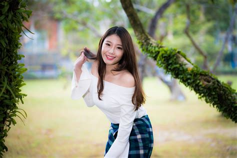 4k Asian Bokeh Pose Hands Smile Brown Haired Cute Glance Hd