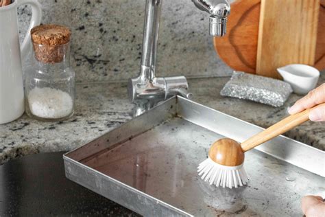 how to clean pans with baking soda