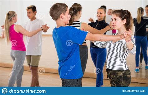 Grupo De Tango De Baile Adolescente Concentrado En Estudio De Baile