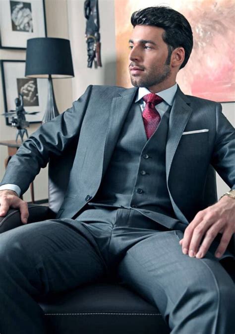 Suit And Tie Bulges Well Dressed Men Suit And Tie Mens Fashion Suits