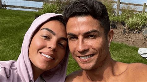 Cristiano Ronaldo S Pregnant Girlfriend Georgina Rodriguez Displays Her