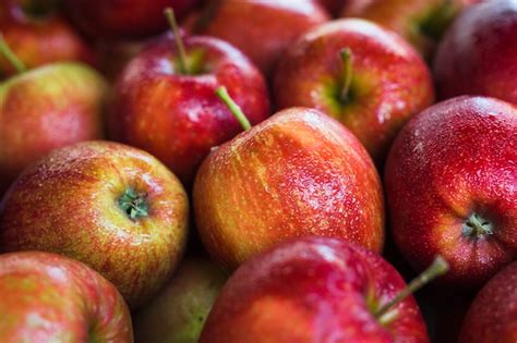 Quadro completo de maçãs vermelhas frescas molhadas Foto Grátis