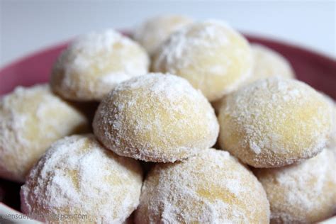 Almond cookies symbolize coins and will be sure to bring you good fortune. Christmas Cookies Recipes | Xmasblor