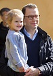 Daniel de Suecia con su hija la Princesa Estela en su primer día de ...