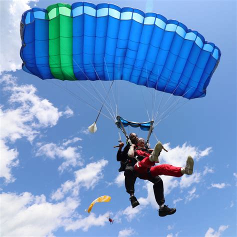 Tandem Jump 9 000 Feet 2 800 Meters Parachute Voltige