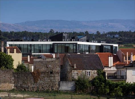 Localizado em vila tipica de facil. Collective Residential Building Vila Nova de Tazem ...