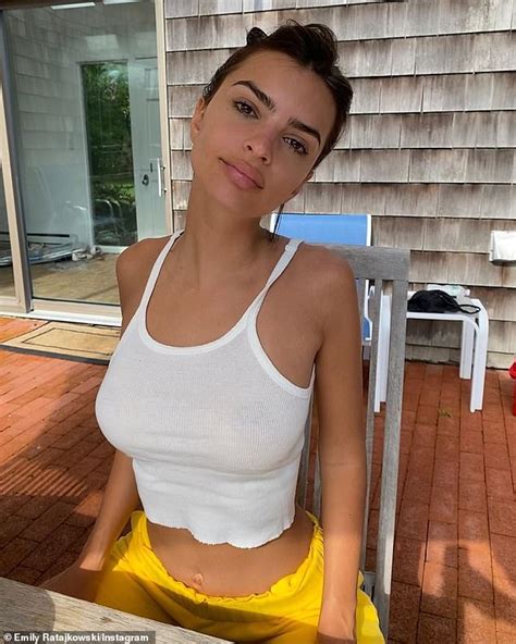 Emily Ratajkowski Ditches Mask And Dons Unflattering Pleated Culottes To Shop In Amagansett
