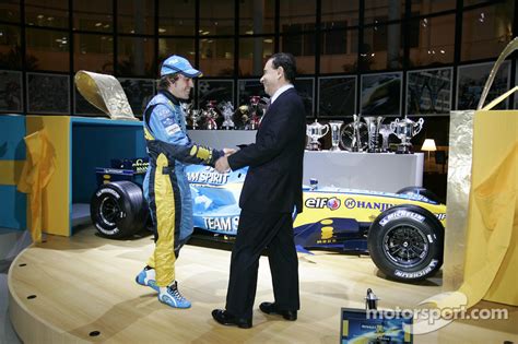 Le Président De Renault Carlos Ghosn Présente Fernando Alonso Avec Un