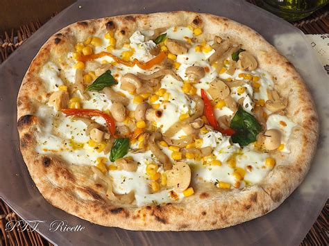 Schiacciare la ricotta con una forchetta ed unirla alla crema di melanzane. Pizza gustosa con melanzane e funghi sottolio, mais e ...