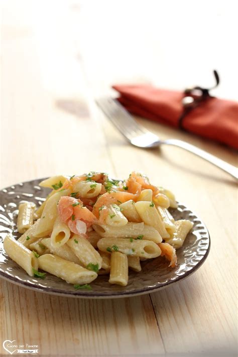 La ricetta delle penne al salmone e panna è una fra le più amate perché semplice da realizzare e gustosa. Pasta al salmone affumicato e limone - Cucino per Passione