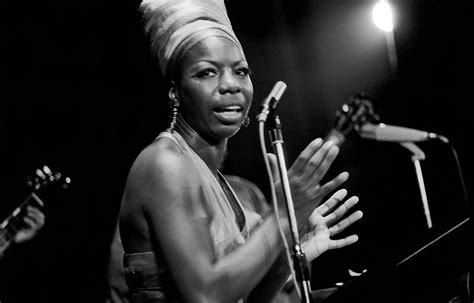 For more than three decades nina simone's remarkable career has been fueled by an unswerving resolve to do things her own way. Nina Simone, grandeur et misères | Le Devoir