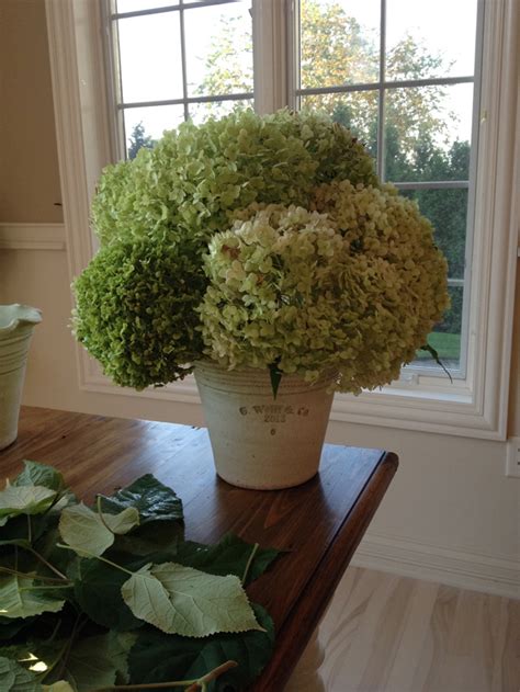 Make your own dried hydrangea arrangements using this simple method of vase drying. DIY: How to Create Dried Hydrangea Arrangements for Home ...