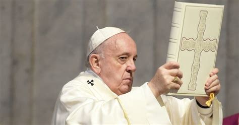 Ahora así es como se sostiene una Biblia: el Papa Francisco llama a la