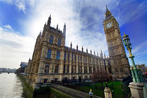 UK faces hung parliament after a 