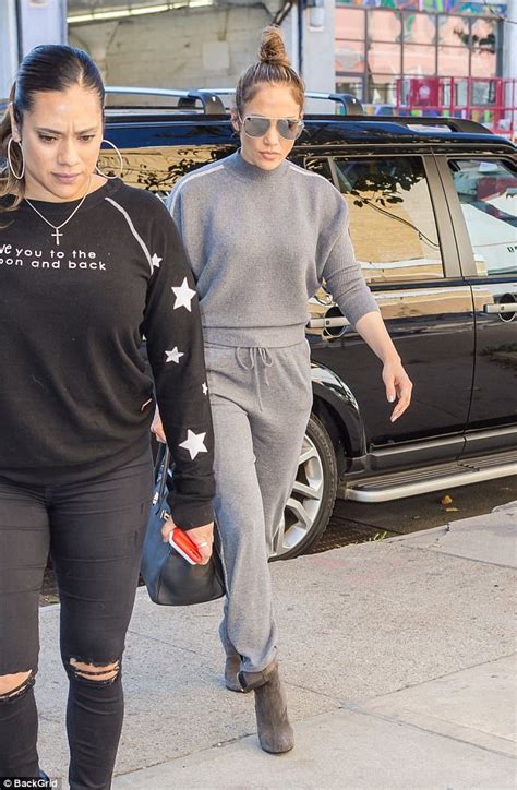 Jennifer Lopez Shows Off Curves In Sweater And Sweatpants Daily Mail