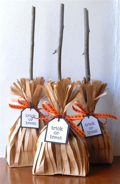 Bord de mer basika vous propose le produit armoire à balai cobi de couleur blanc avec les dimensions l 68 x h. Offrez les bonbons différemment! Balais de sorcière! | Diy ...