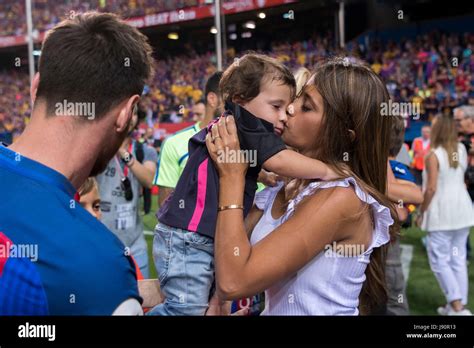 Lionel Messi And Antonella Roccuzzo Kiss