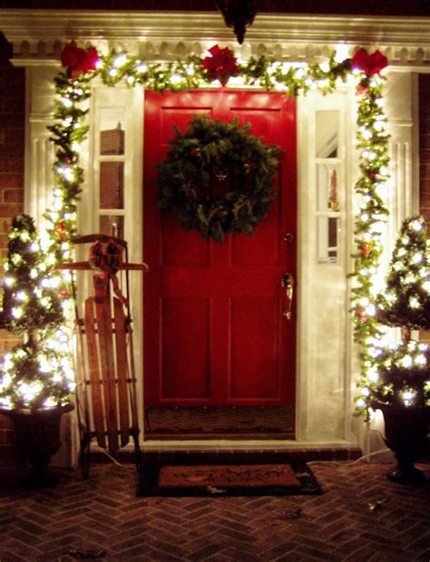 Lendedu reports christmas decoration spending for the average american is 11% of their christmas expenditures you can frame the outside of your front door with a garland. BEAUTIFUL OUTDOOR CHRISTMAS PORCH DECORATION IDEAS ...