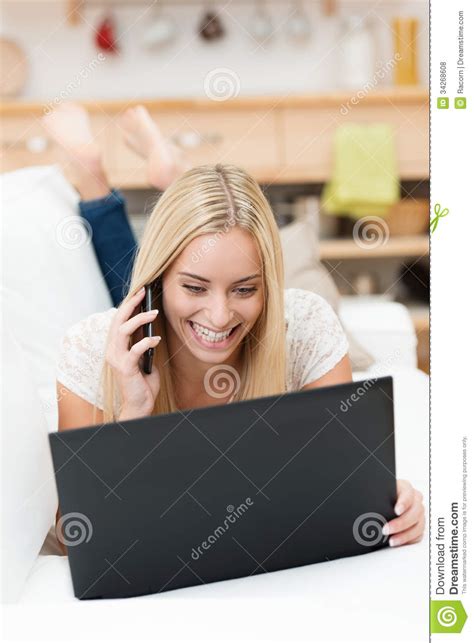 jeune femme joyeuse causant sur son mobile photo stock image du conversation fixation 34268608