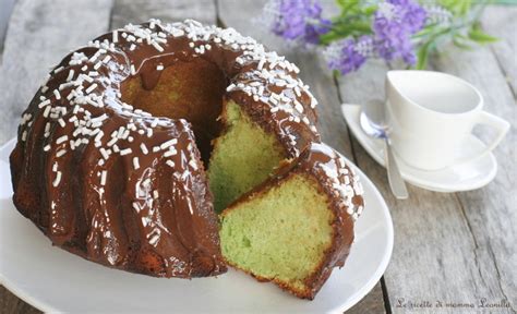 Le particolarità di questa torta sono lo sciroppo alla menta e la copertura di cioccolato fondente: TORTA 7 VASETTI MENTA E CIOCCOLATO senza bilancia