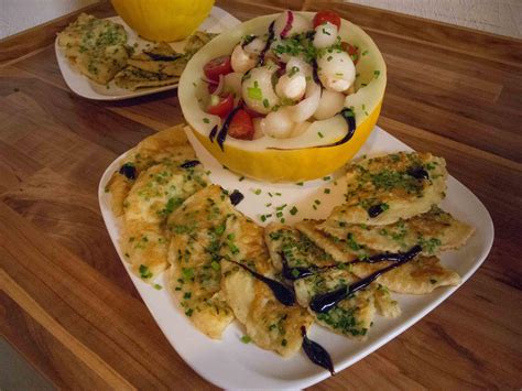 Über 2 bewertungen und für beliebt befunden. Schnittlauchpfannkuchen mit Tomate-Mozzarella-Salat in ...