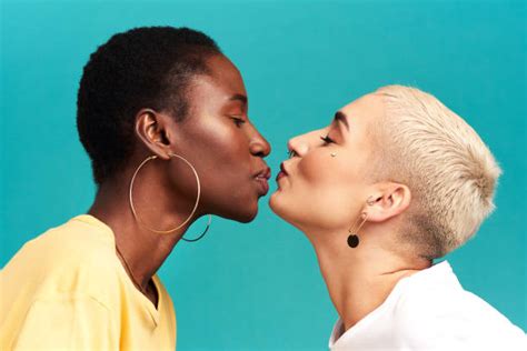 Lesbian Kissing Zdjęcia I Ilustracje Istock