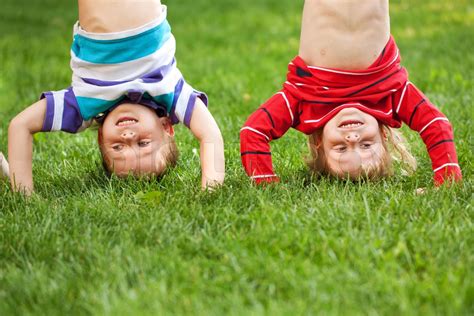 Glückliche Kinder Stehen Auf Den Kopf Auf Dem Rasen Stock Bild