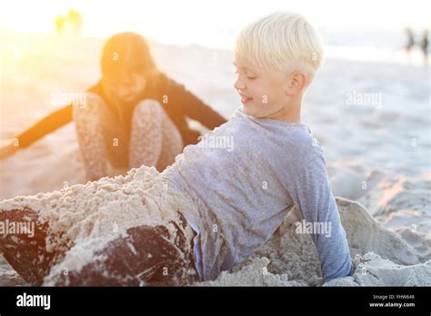 Niños En La Playa Jugando En La Arena Felices Los Niños Y Niñas