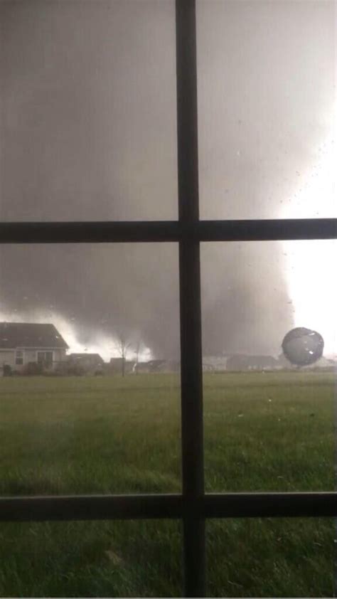 Monster Tornado Just East Of Peoria Illinois Imgur Tornados