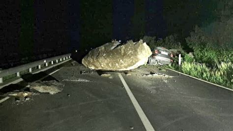 Masso Cade Sulla Statale Della Val Venosta Auto Sfiorata Di Un Soffio