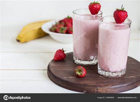 Скачать вкусная диета Клубничный банановый смузи полезный напиток на завтрак в стакане Клубничный банановый смузи полезный напиток на завтрак в стакане Скачать вкусная диета