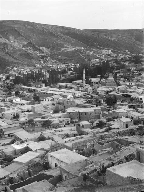 صور قديمة لوسط مدينة عمان من أربعينيات القرن الماضي و يظهر فيها المسجد الحسيني وسط البلد