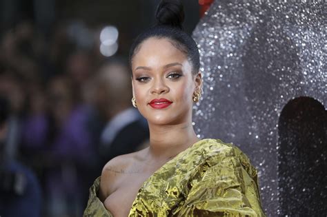 What You Need To Know About Rihannas New Fenty Beauty Eye Make Up