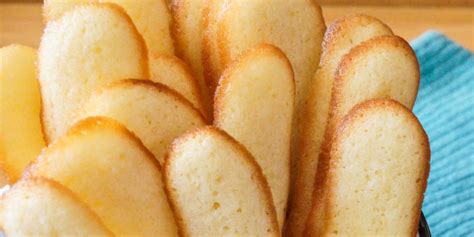 Le lingue di gatto sono i classici biscotti che si mangiano dalla nonna, con un sapore tutto vintage che riporta sempre alla mente memorie d'infanzia! Ricetta Lingue di gatto | Roba da Donne