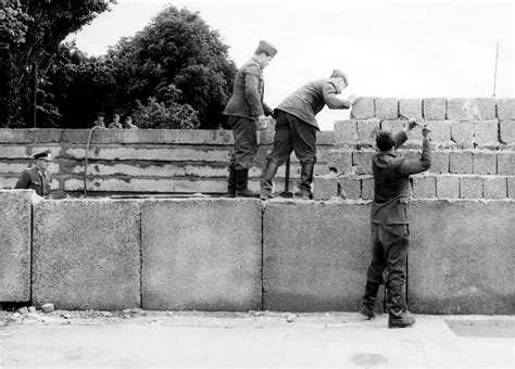 The Construction Of The Berlin Wall 1961 ~ Vintage Everyday