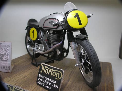 1951 Norton Manx 500cc Plastic Model Motorcycle Kit 19 Scale