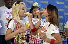 eating dog contest sudo miki july vegas hotdog york champion las nathans nathan ladies off joey chestnut competitions dogs famous