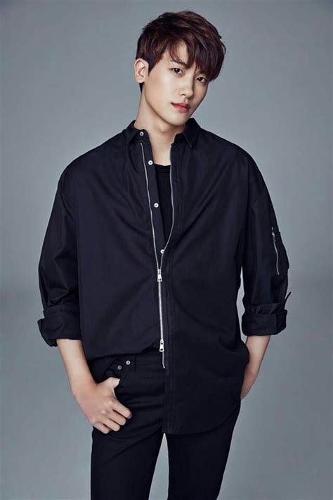 He is an active member of the famous south korean boy band, ze: "Pacar Park Hyung Sik" Mana yang Lebih Kamu Suka?