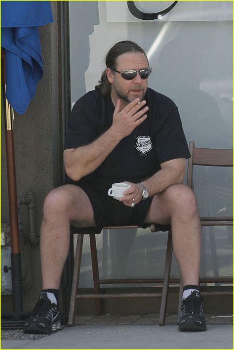 Russell Crowe: Kids and Cigarettes Don't Mix! : Photo 1091691 | Photos
