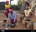 Shakaland Zulu Truppe Mitglieder re-enacting Zulu häusliches Leben ...