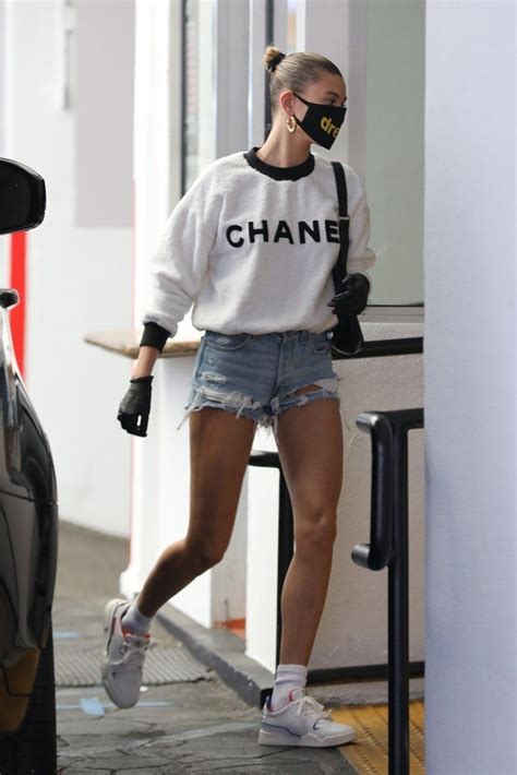 Hailey Biebers White Logo Crewneck Sweatshirt In Beverly Hills Celebrity Style Casual