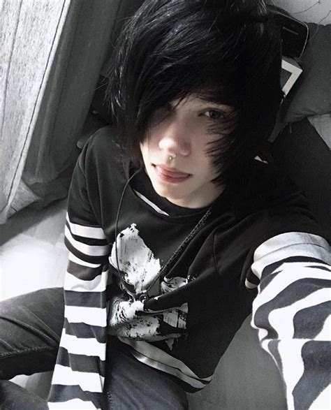 Pin By Kaylany Neves On Perfis Masculinos Cute Emo Boys Emo Boy Hair