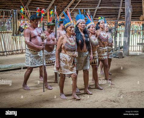 Iquitos Perú 26 Sep 2018 Indio De Tribu Bora En Su Atuendo Local